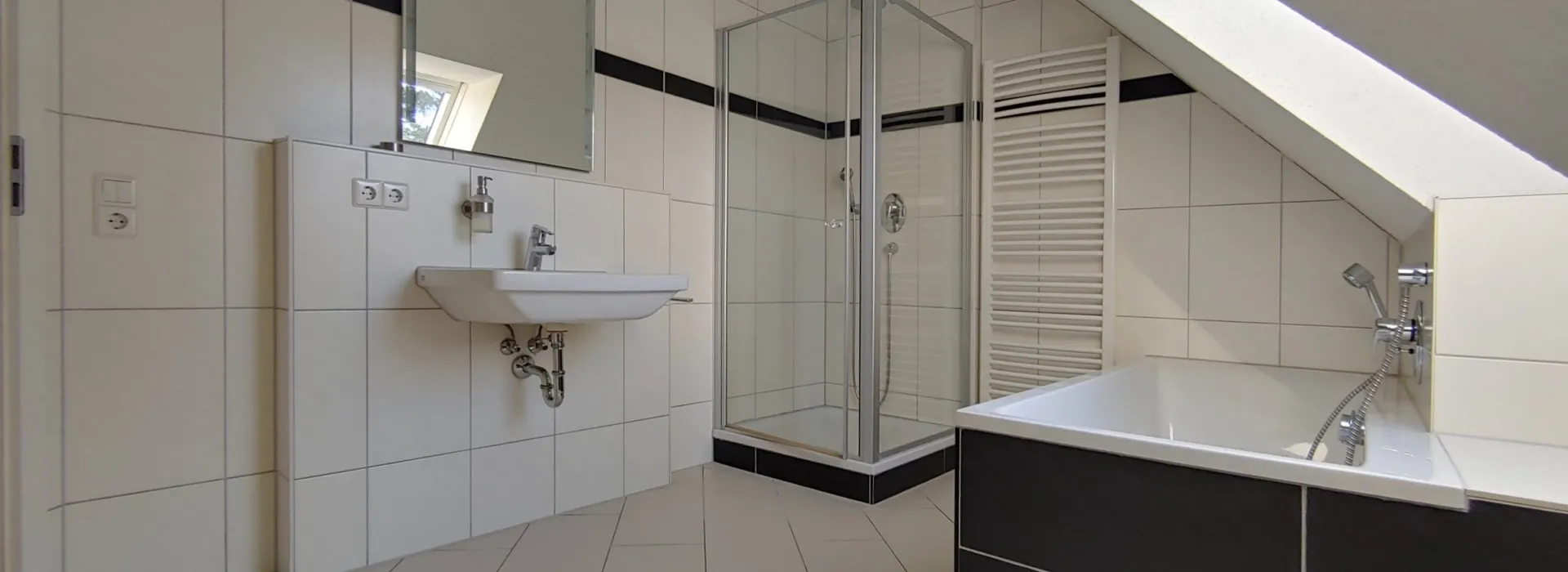 Modernes Tageslichtbad mit Wanne und Dusche